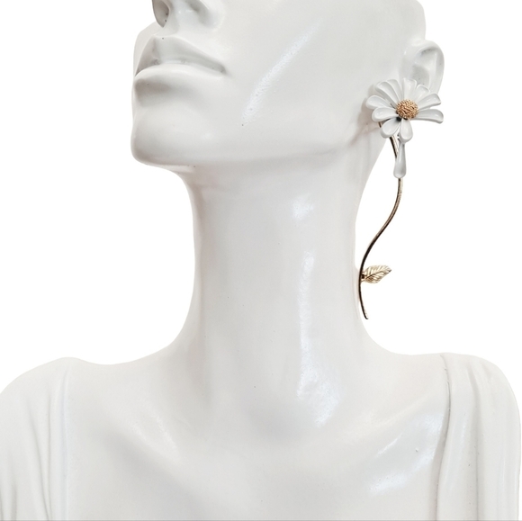 Gold tone white daisy flower asymmetric cottgecore boho coquette dainty earrings - Picture 14 of 14
